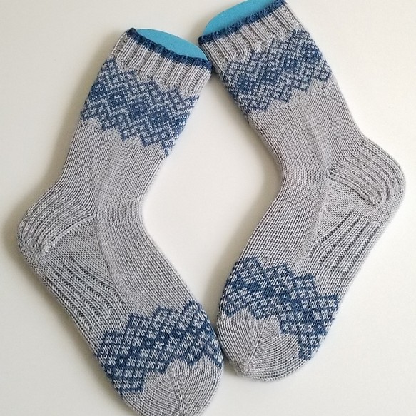 部分編み込みの手編み靴下 (ライトグレー&ブルー) P009 1枚目の画像