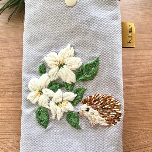 花柄 春の花飾り ハリネズミ 山桜 刺繍 刺しゅう マスクケース スマホポーチ マスクポーチ その他ケース Amys 通販 Creema クリーマ ハンドメイド 手作り クラフト作品の販売サイト