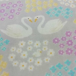 カット販売【108×50】ダブルガーゼ　白鳥＆小花　優しい色合いパールグレー 1枚目の画像