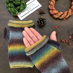 【クリスマス】イタリア毛糸のハンドウォーマー 1枚目の画像