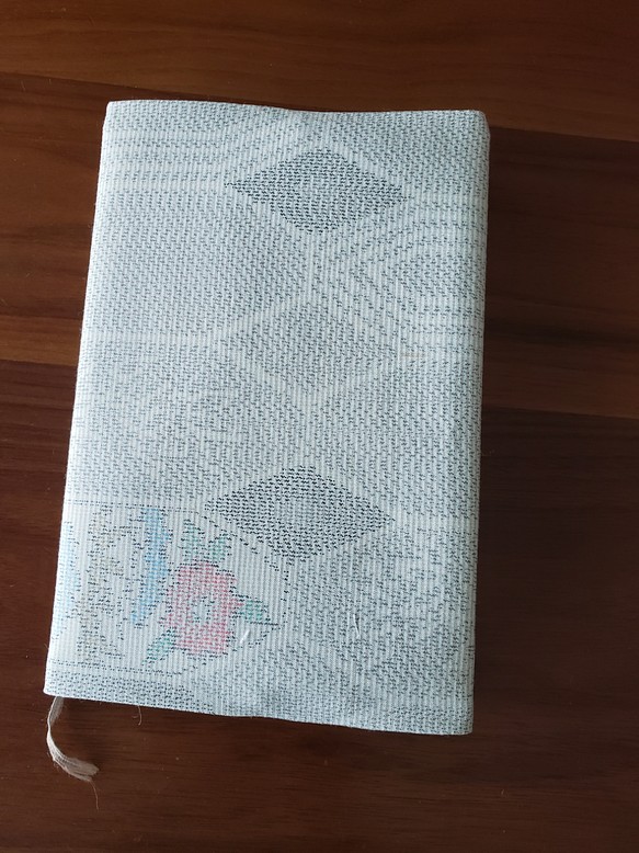 中古白紬から単行本20cmサイズ絹のブックカバー 1枚目の画像
