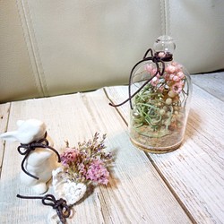 ガラスドームの春カラープリザアレンジ＾＾ペッパーベリー　うさぎさんとミニ花束つきです＾＾ 1枚目の画像
