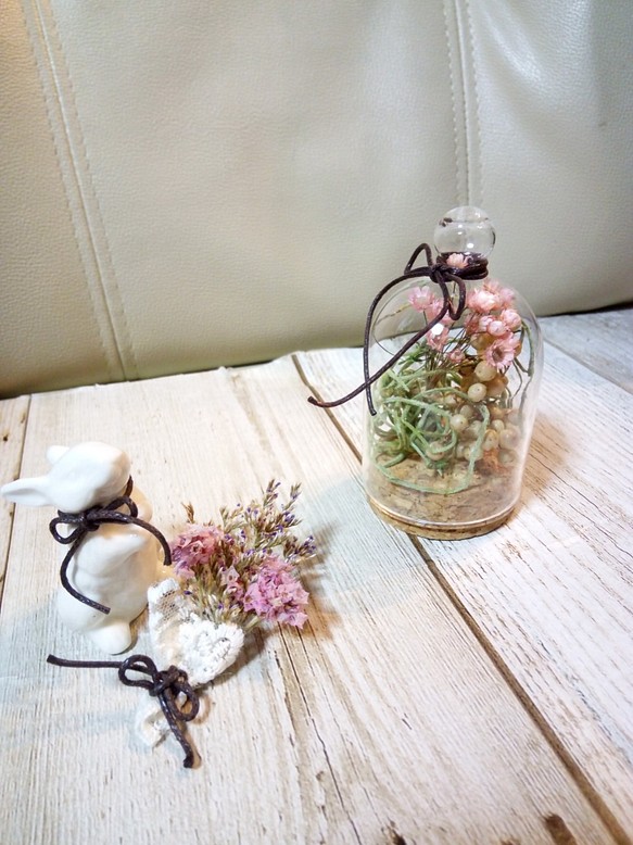 ガラスドームの春カラープリザアレンジ＾＾ペッパーベリー　うさぎさんとミニ花束つきです＾＾ 1枚目の画像