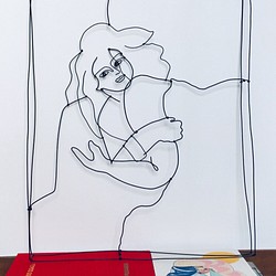 ワイヤーアート ソファに横になる女性 1枚目の画像