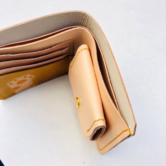 たっぷり入る栃木レザー 二つ折財布「猫の手」お札仕切り付 1枚目の画像