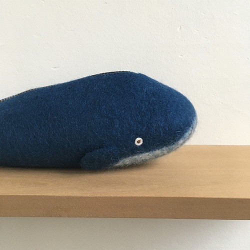 羊毛フェルト クジラのポーチ（藍色） ポーチ komakoma 通販｜Creema 