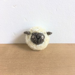 羊毛フェルト　ヒツジのブローチ 1枚目の画像