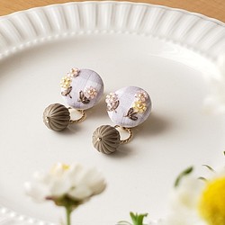 2way　グレーギンガムチェックにビーズ刺繍のお花咲く　くるみボタン　イヤリング/ピアス 1枚目の画像