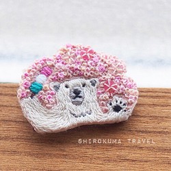 Polar bear【Cherry blossom viewing】 embroidery brooch 刺繡胸針 第1張的照片