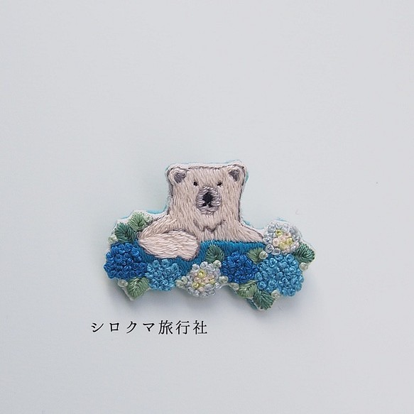 【Polar bear on rainy day】 embroidery brooch 刺繡胸針 Blue 第1張的照片