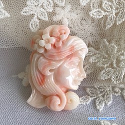 珊瑚カメオ彫りブローチ【花飾りの女】アウトレットSALE 1枚目の画像