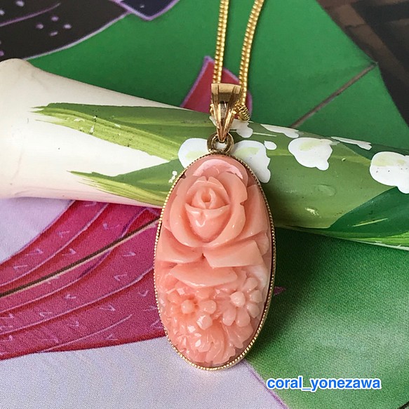 ピンク珊瑚彫刻・K18ミルドメ・トップK18ペンダント【花園】 1枚目の画像