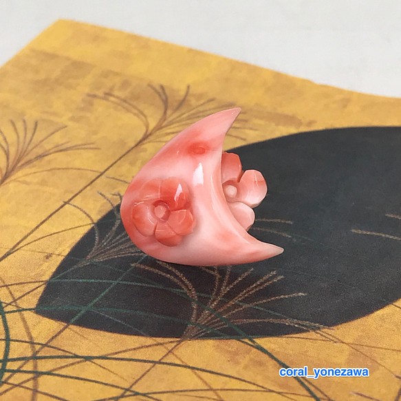 ピンク珊瑚彫りタックブローチ・タイタック【月に花】 1枚目の画像