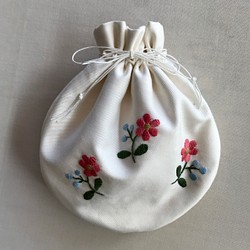 花の刺繍のまんまる巾着（ホワイト） 1枚目の画像