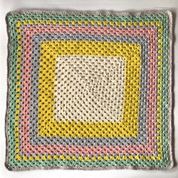 ウール　グラニースクエア　かぎ針編みのブランケット（膝掛け）パステルカラー　編み物　編物　毛糸　マルチカバー