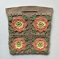 花のモチーフ編みのバッグ（ベージュ） 1枚目の画像