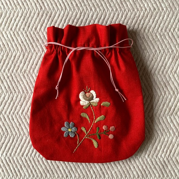 花の刺繍の巾着（赤） 1枚目の画像