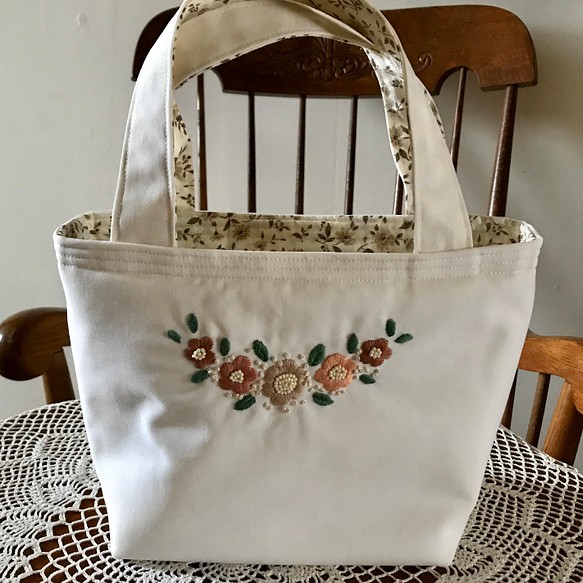 花とビーズ刺繍のトートバッグ（ホワイト） トートバッグ Machikona