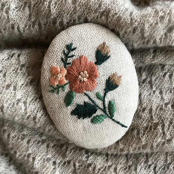花の刺繍のオーバルブローチ 1枚目の画像