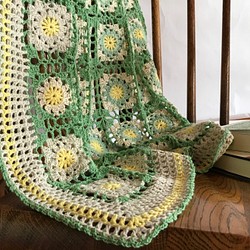 コットン　モチーフ編み　かぎ針編みのミニブランケット（膝掛け／マルチカバー） 1枚目の画像
