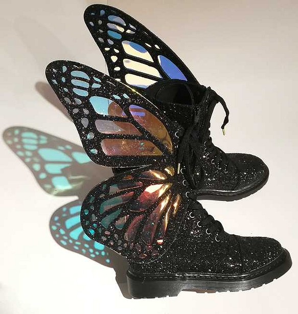 蝶が羽ばたくキラキラハイカットスニーカー　ブラック 1枚目の画像