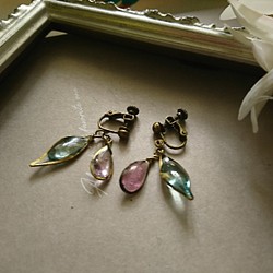 手作りガラスのイヤリング（桜色・ウォーターブルー） 1枚目の画像