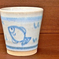 優しい天然灰の釉（青白）cup　魚モチーフ　フリーカップ 1枚目の画像
