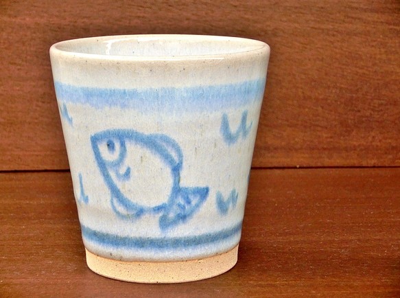 優しい天然灰の釉（青白）cup　魚モチーフ　フリーカップ 1枚目の画像