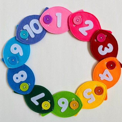 虹色カラーのおさかなさん フェルトのボタン練習用知育玩具 おもちゃ 人形 まー 通販 Creema クリーマ ハンドメイド 手作り クラフト作品の販売サイト