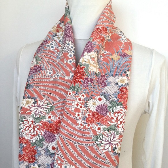 サーモンピンクの華やかさとペパーミントグリーンのさわやか絞り染めのリバーシブルスカーフ 1枚目の画像