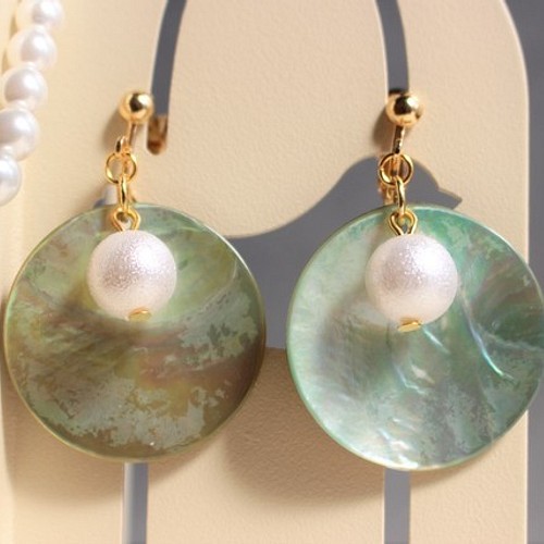 オーロラ緑の真珠貝に抱かれたパール～ゴールドイヤリング/ピアス～貝 