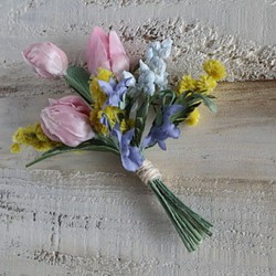 布花 小さなチューリップの花束コサージュ 1枚目の画像