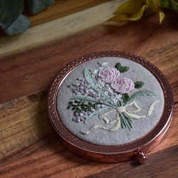 刺繍コンパクトミラー（ピンクのバラ/ローズゴールド枠） 1枚目の画像