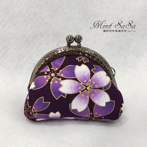 MintSaSa* 紫色花開口金零錢包 亮黑色 口金包 日本風 日式風格 復古風 花布 舖棉 收納包 布作 手工縫製 第1張的照片