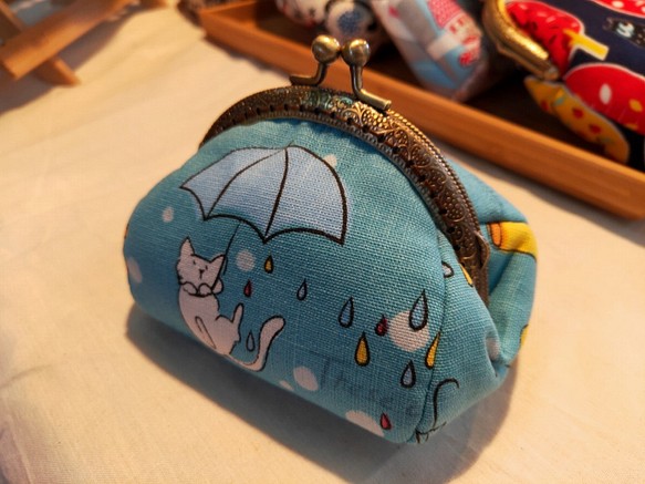 MintSaSa* 雨天貓咪 口金包 古銅色 藍色 雨傘 下雨 第1張的照片