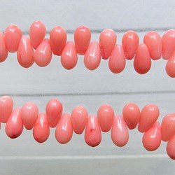 20個　ピンク珊瑚の涙型ビーズ　9mm×4mm 1枚目の画像