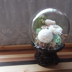 【お供え花】白いお花の仏花　プリザーブドフラワー　ガラスドーム 1枚目の画像