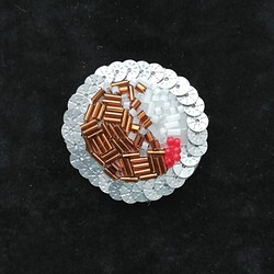 カレーライスビーズ刺繍　ブローチ　シルバー　個性的 1枚目の画像