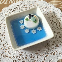 イニシャル入り☆little floweブルーケーキのアクセサリートレイ 1枚目の画像