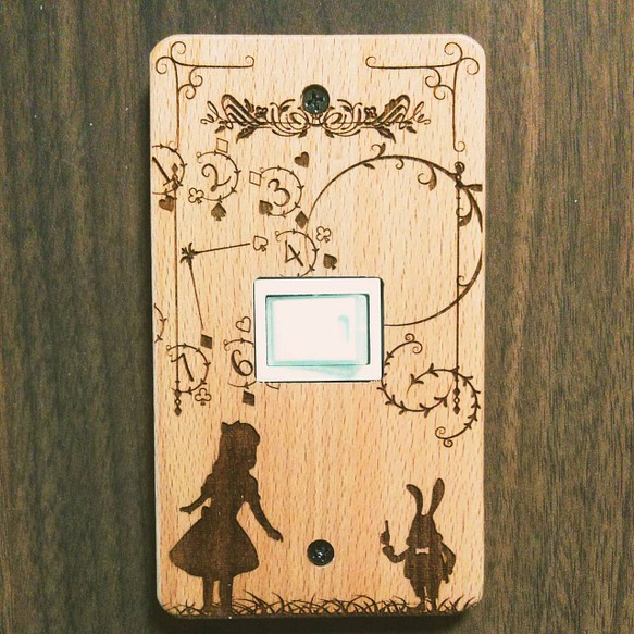 コンセント・スイッチカバー　久善オリジナルデザイン　おとぎの国シリーズ　Alice｛角枠｝　木製　 4枚目の画像