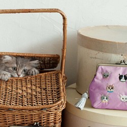 「猫の顔がたくさん！」刺繍がま口ポーチ フレンチピンク 1枚目の画像