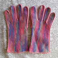 五本指手袋　かぎ針編み　ピンク～パープル色のグラデーション 1枚目の画像