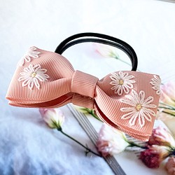 お花刺繍のリボンヘアゴム　ピンク×ホワイトフラワー 1枚目の画像