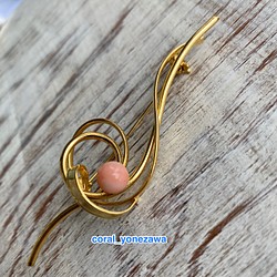 ブローチ・ピンクカラー珊瑚丸玉・すっきり・シンプル・ゴールドカラー 1枚目の画像