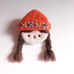 ニット帽の女の子ブローチ(オレンジ) 1枚目の画像