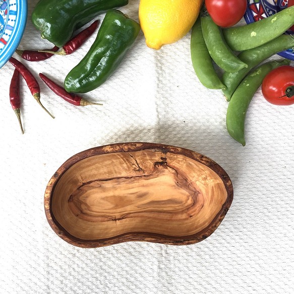 お豆さんのようなころりとしたフォルム　オリーブの木　くりぬきボウル 1枚目の画像