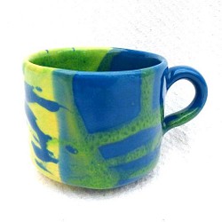 グリーン＆ブルー のハーモニーがかわいい模様に マグカップ　カラフル地中海陶器　直輸入　サパS　CCBVS 1枚目の画像