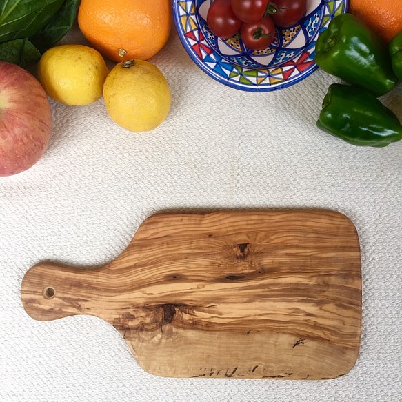 お料理好き必見！聖なるオリーブの木の「薄型」カッティングボード持ち手つき30㎝ 1枚目の画像