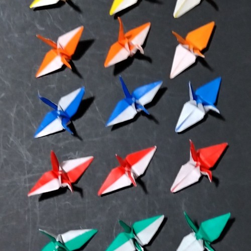 １枚の折り紙で三種の折り方の鶴です 21羽です 金 銀一羽ずつもついてます プレゼントにしても喜ばれます その他素材 空の部屋 通販 Creema クリーマ ハンドメイド 手作り クラフト作品の販売サイト