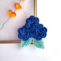 アイリッシュの爽やかな青い花のコサージュ 1枚目の画像